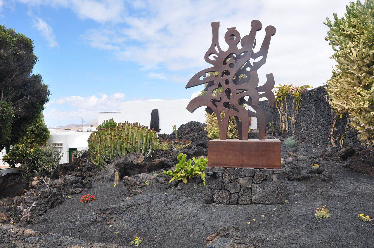 Lanzarote, une île volcanique exposant les œuvres architectoniques de César Manrique. Lanzarote, une île volcanique exposant les œuvres architectoniques de César Manrique.