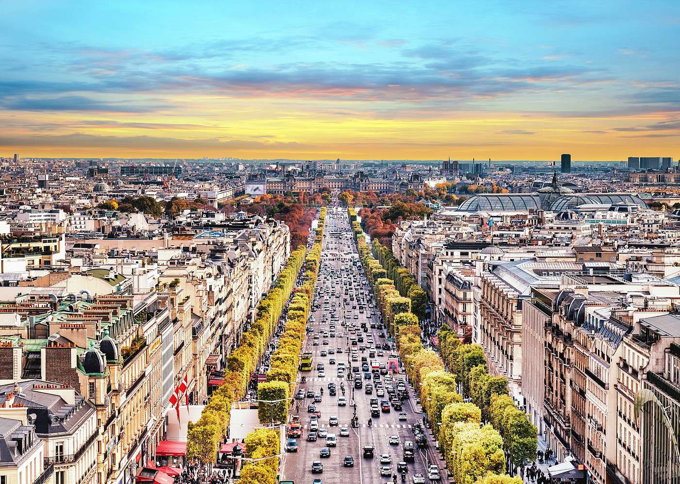 L'avenue des Champs-Élysées vue de l'Arc de Triomphe, Paris, France