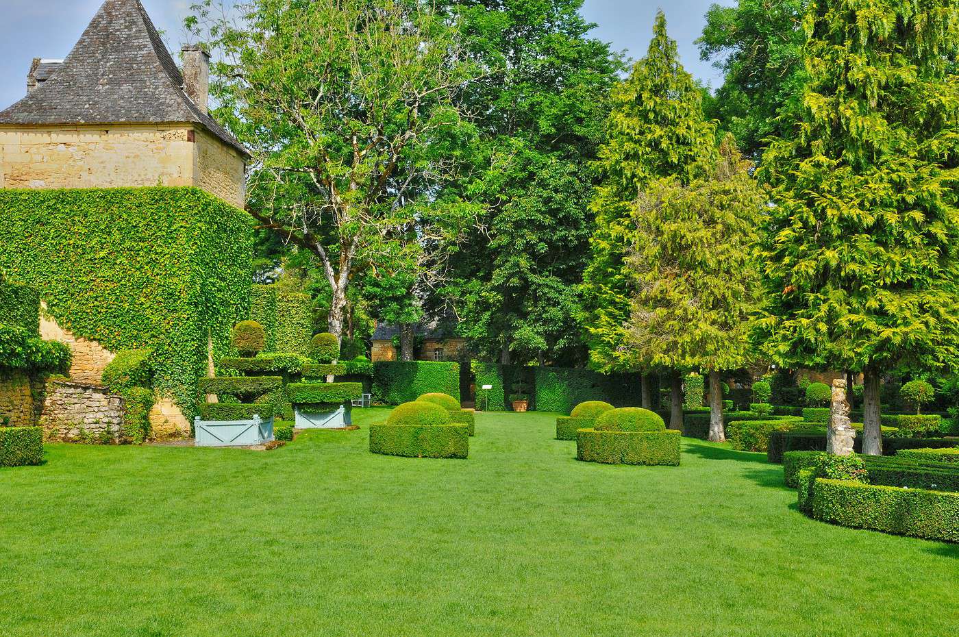 Jardins du Manoir d'Eyrignac, Dordogne, France Jardins du Manoir d'Eyrignac, Dordogne, France
