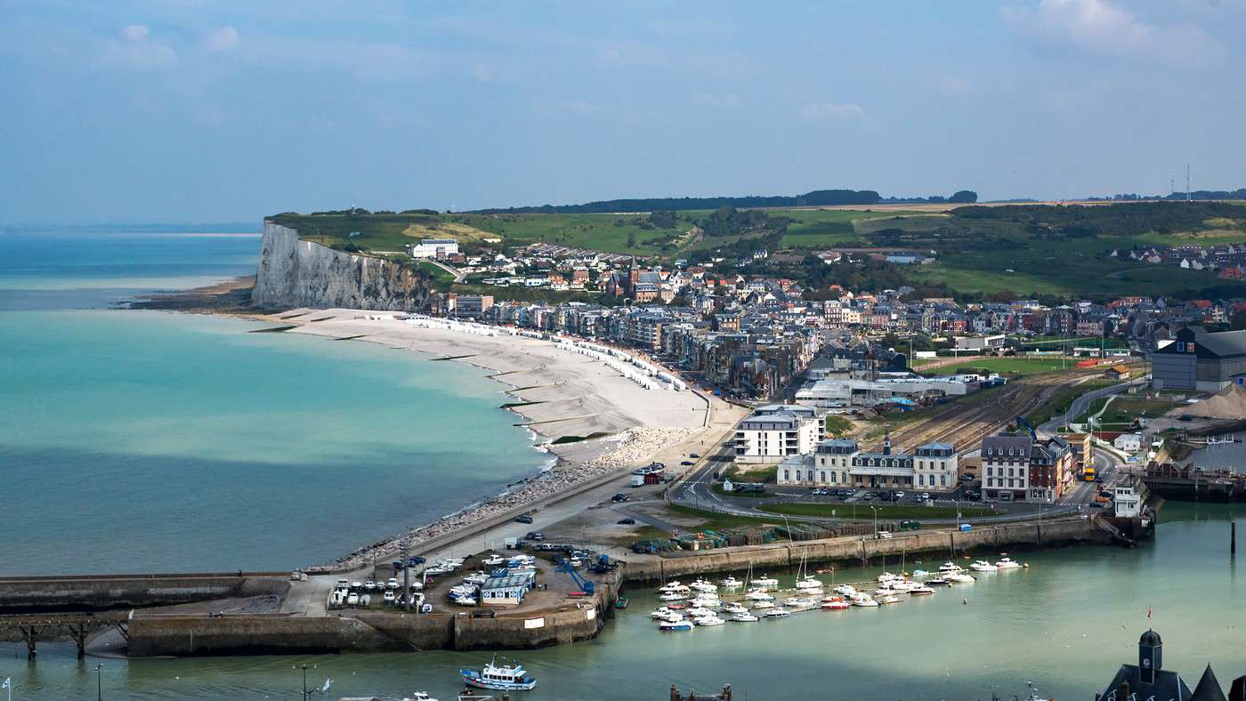 Mers-les-Bains vu du Tréport, Somme, France Mers-les-Bains vu du Tréport, Somme, France
