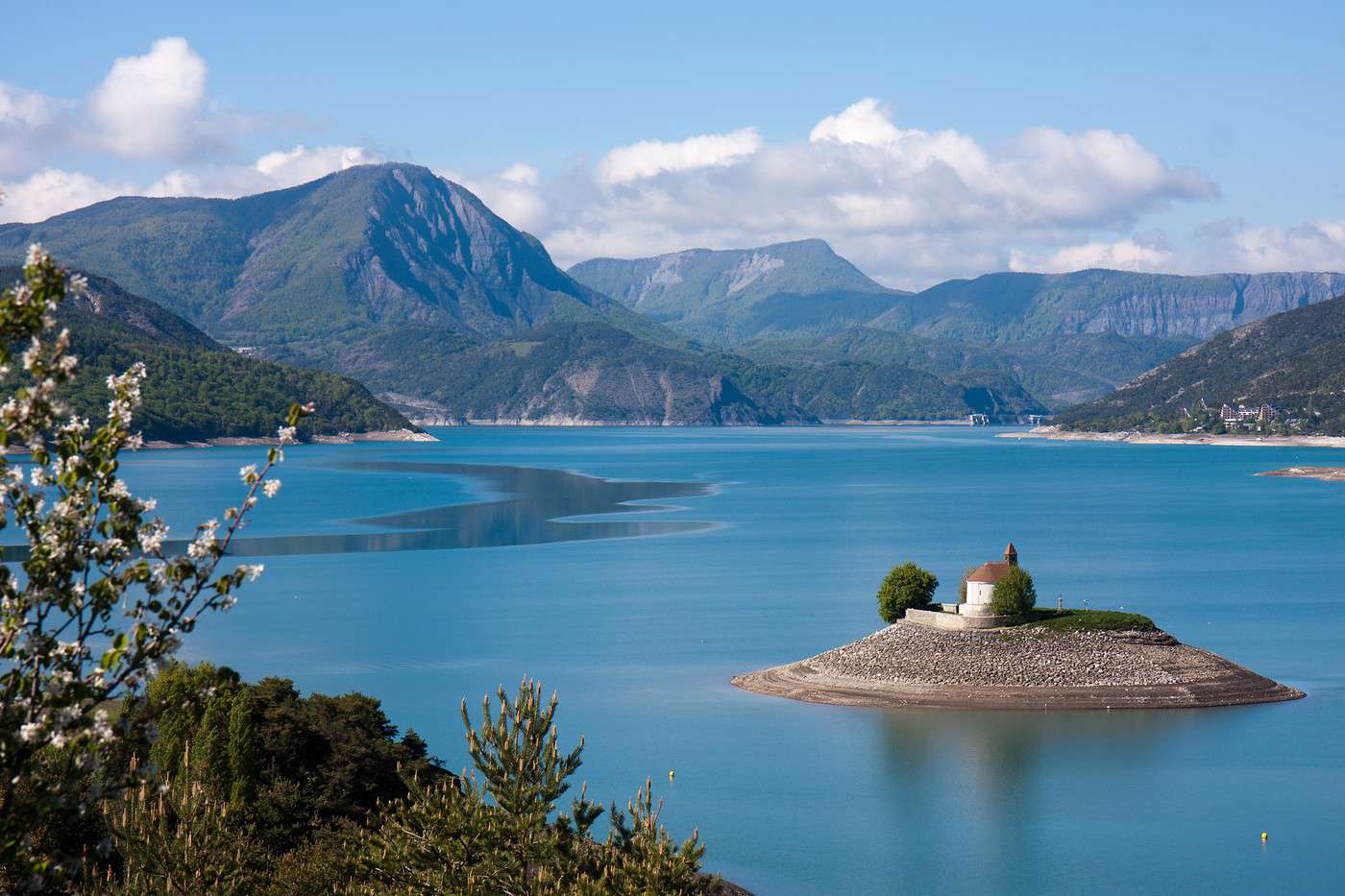 Lac de Serre-Pon&ccedil;on, Hautes-Alpes, France