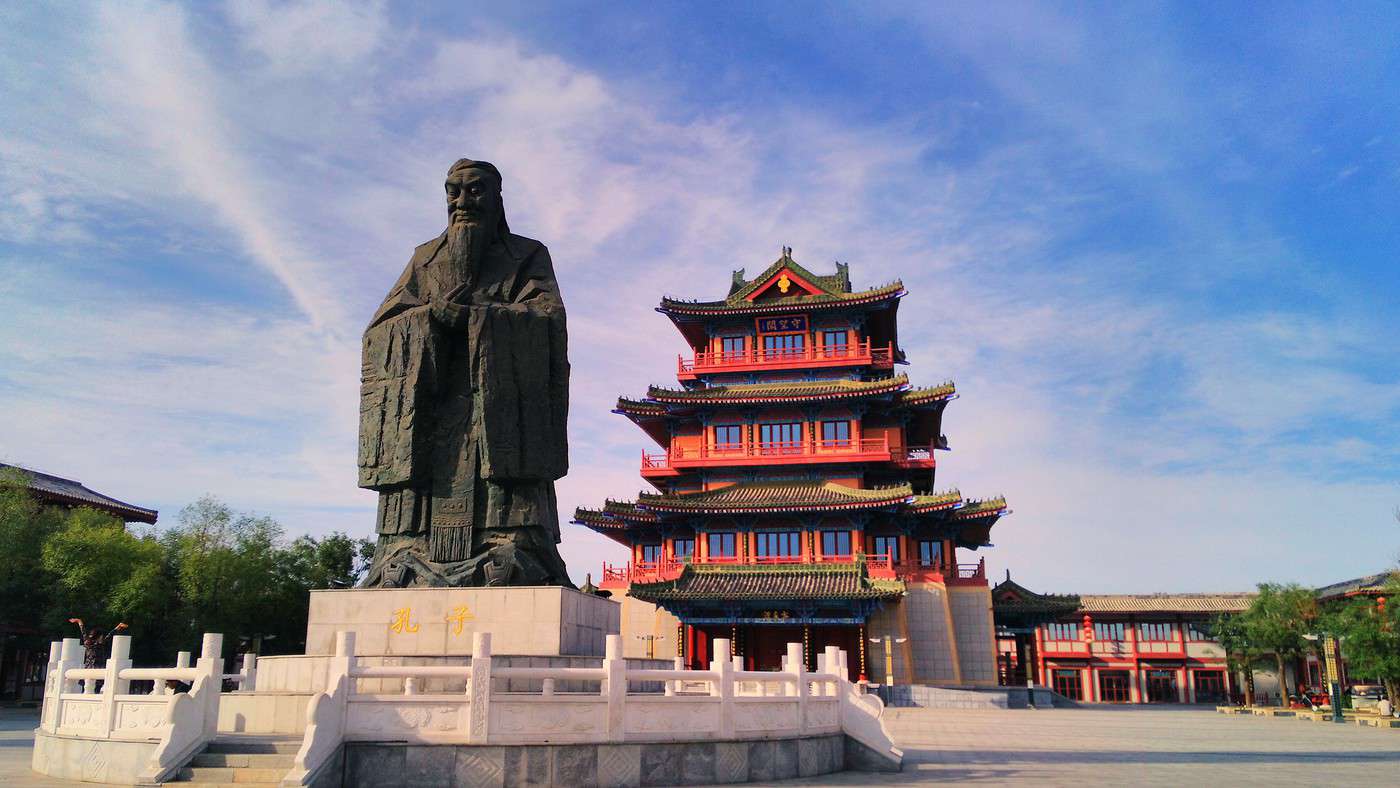 The giant statue of Confucius, Kaifeng, Chine