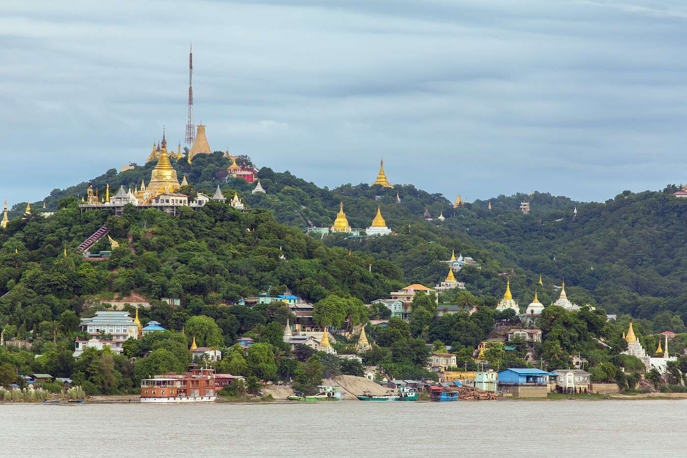 Golden pagoda in sagaing hill, Mandalay, Birmanie