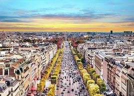 L'avenue des Champs-Élysées vue de l'Arc de Triomphe, Paris, France