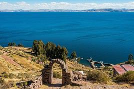 Lac Titicaca vu de l'&icirc;le Taquile, P&eacute;rou