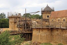 Ch&acirc;teau-chantier de Gu&eacute;delon, Yonne, France